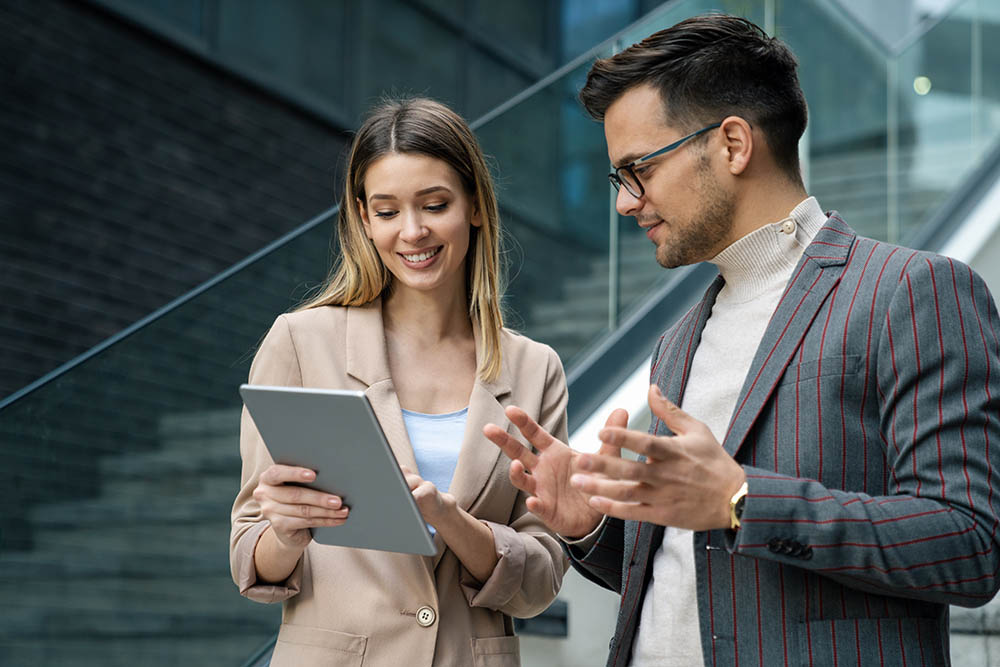 salarié et client discutant