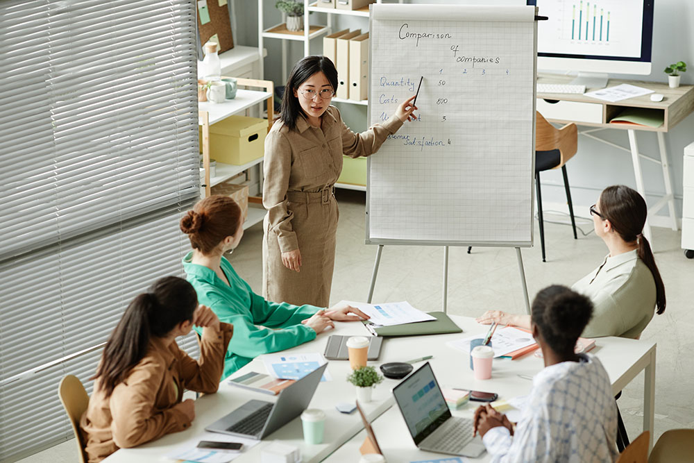 Groupe de personnes suivant une formation
