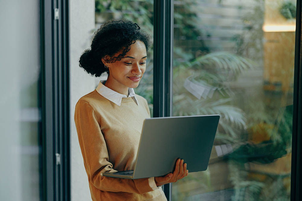 femme freelancer entrant de coworker