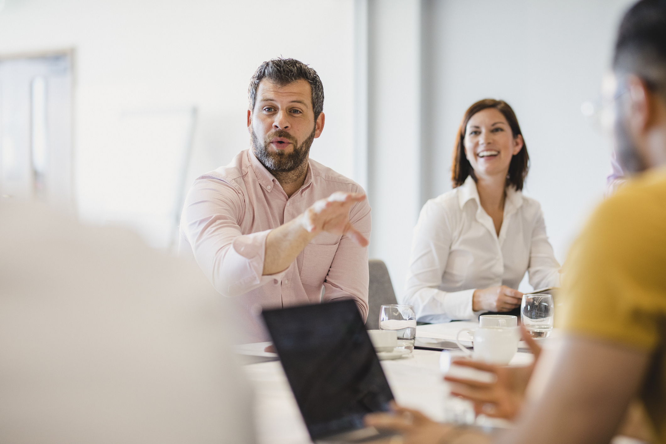 3 experts du numérique souriant et travaillant