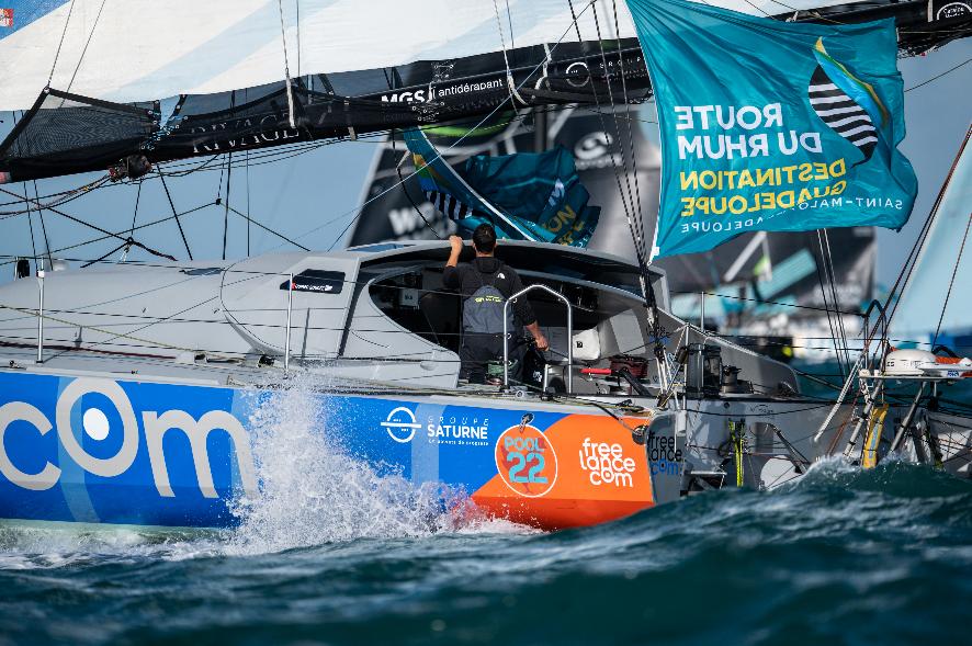 Départ de la Route du Rhum de l'Imoca Freelance.com avec à bord Guirec Soudée