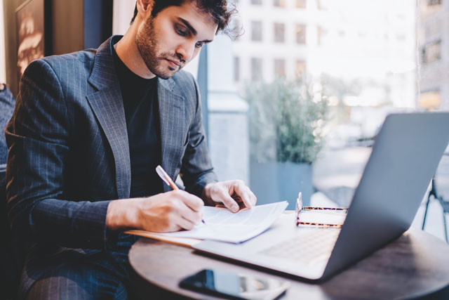 Homme remplissant des documents