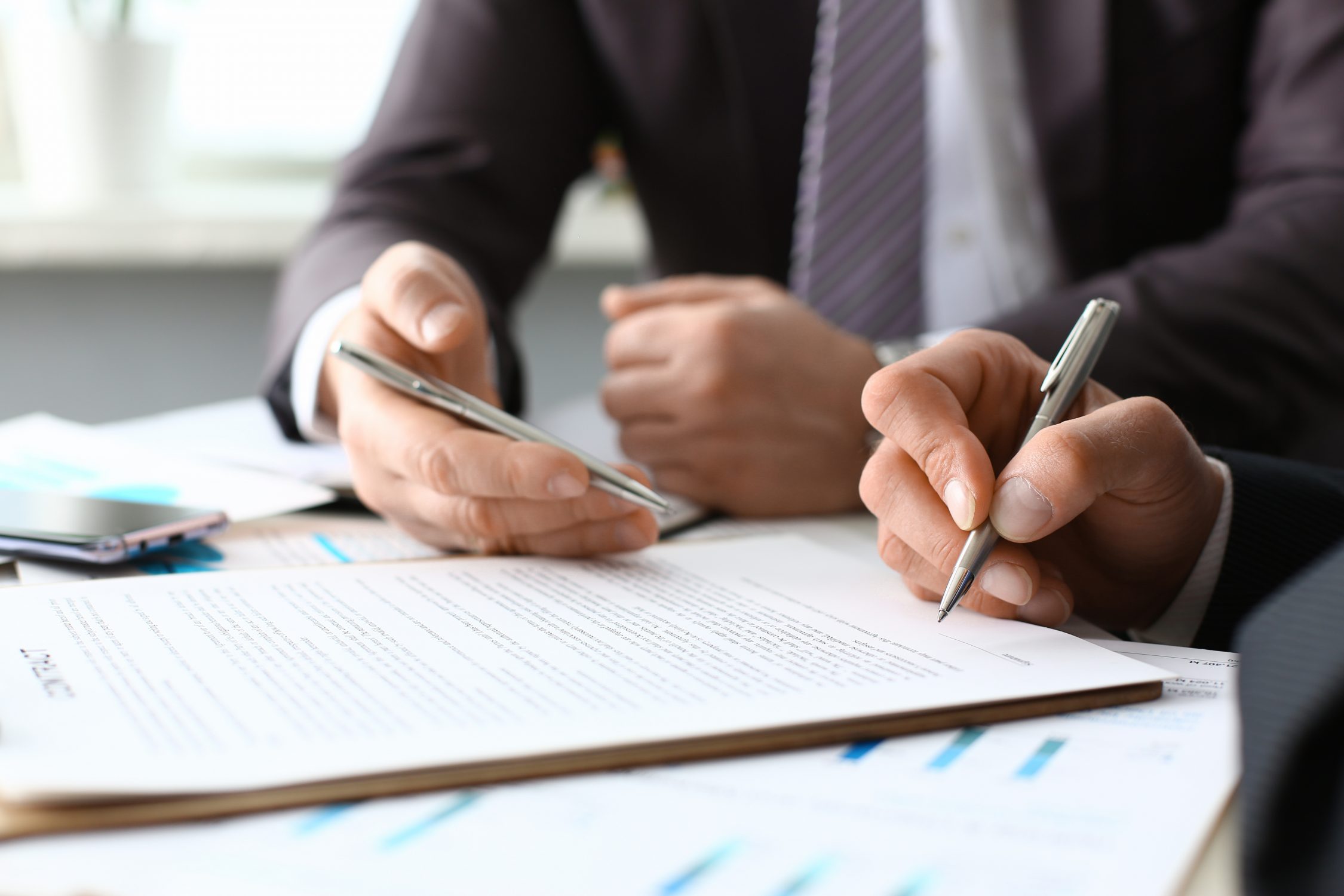 deux-hommes-remplissent-des-contrats