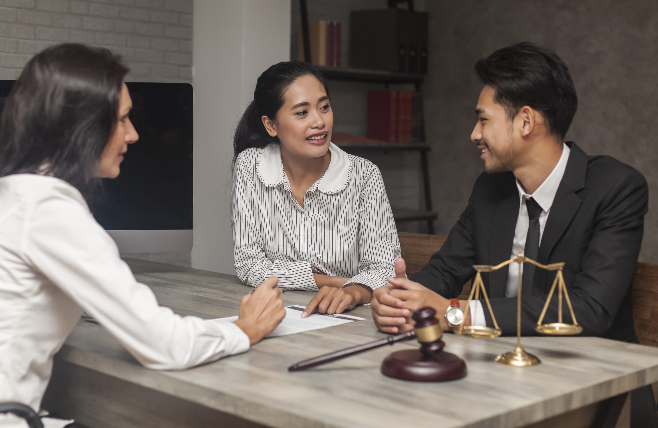 Fournisseur et cliente réglant leurs litiges financiers