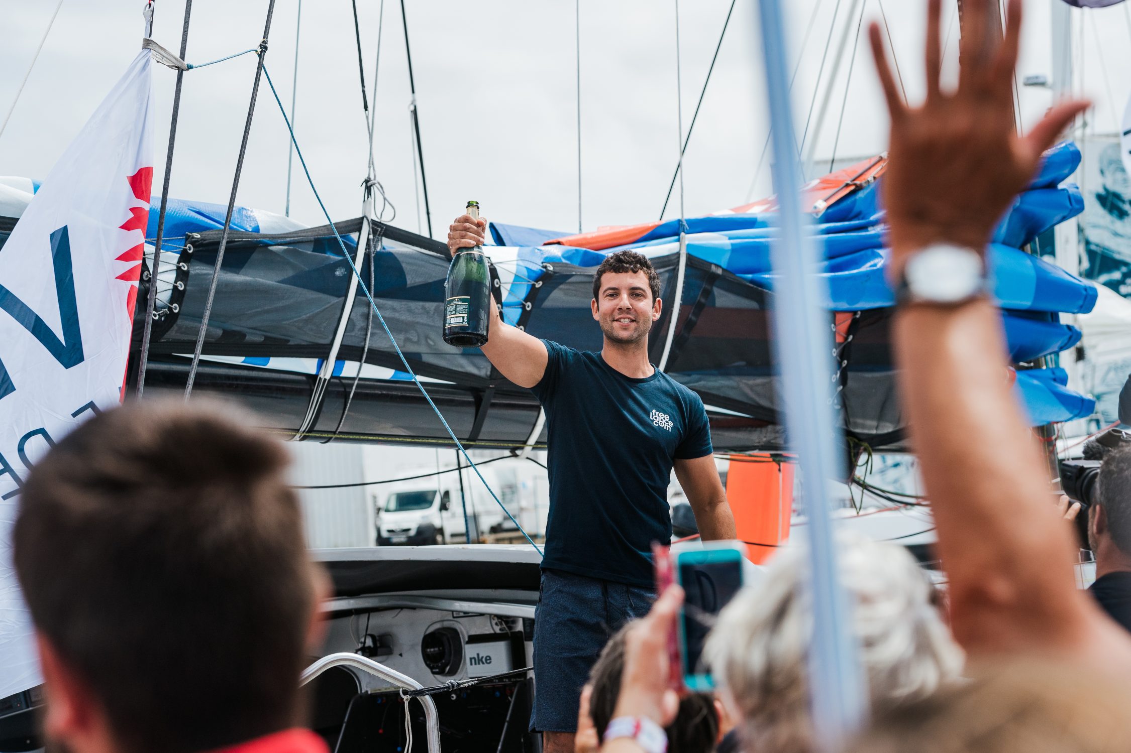 Guirec soudée levant une bouteille de champagne